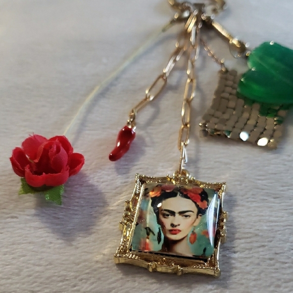 ART FRIDA KAHLO BAG CHARM PURSE KEYCHAIN GOLD FOLK ART SUCCULENT RED GREEN - Picture 2 of 8